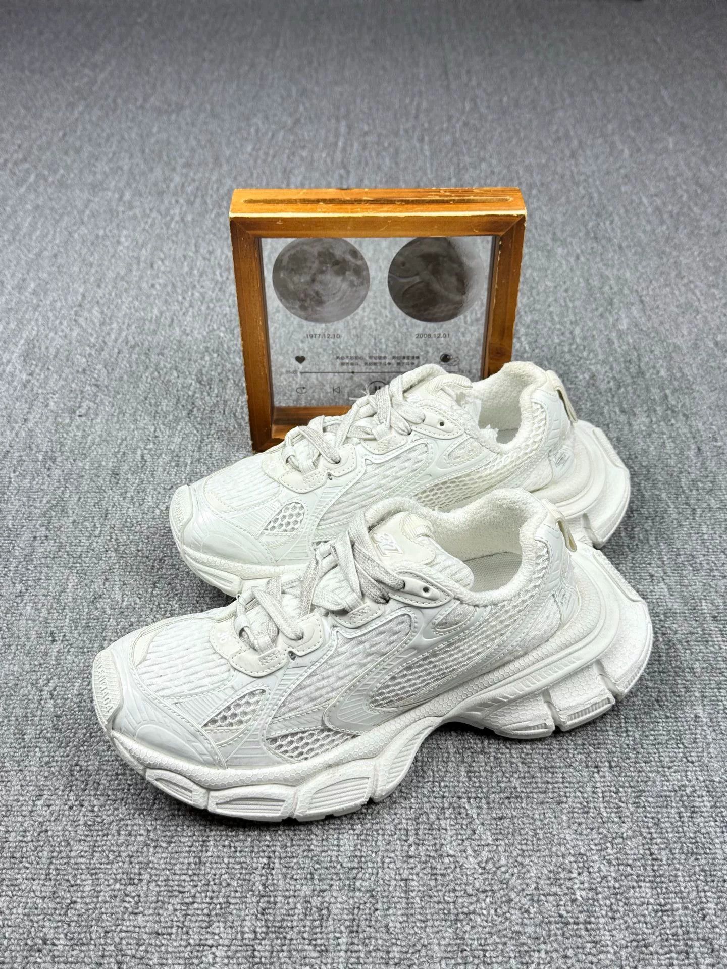 Balenciaga Balenciaga White Lowtop Sneakers it_36 Women Size US 6 / IT 36 - 1 Thumbnail