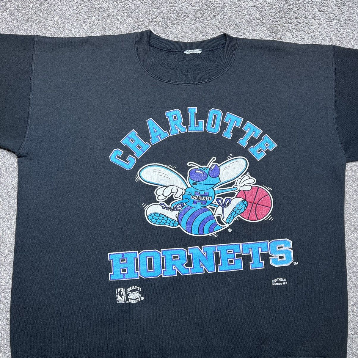 Nutmeg Vintage 1990s NBA Charlotte Hornets Nutmeg Black Sweatshirt Size US XXL / EU 58 / 5 - 4 Thumbnail
