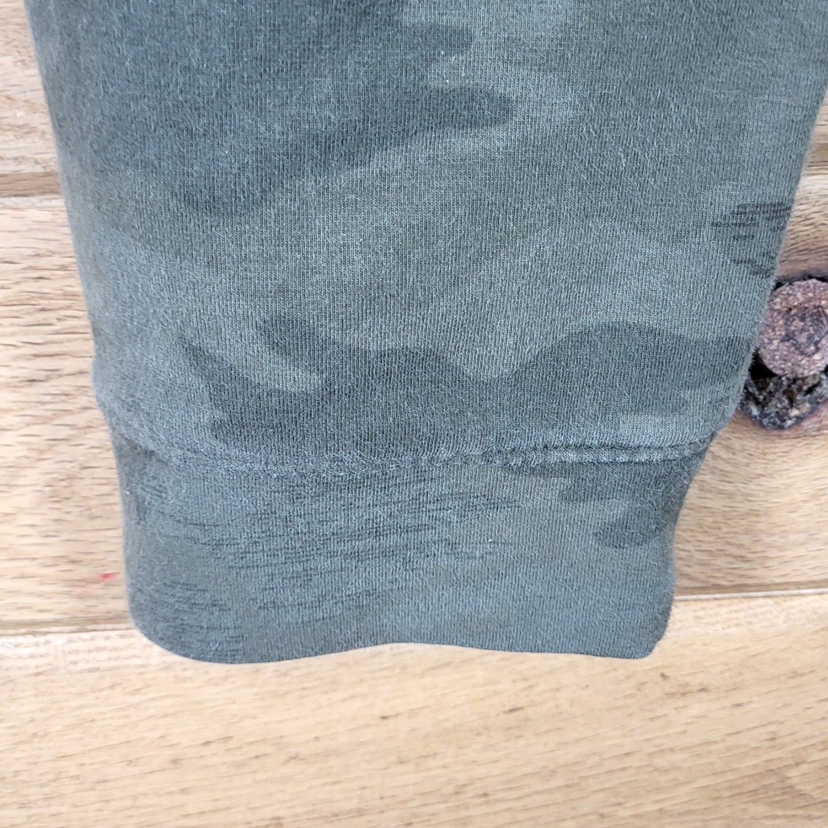Old Navy Old Navy Joggers Mens S Small Green Camo Tech Fleece Style Pants Size US 29 - 7 Thumbnail