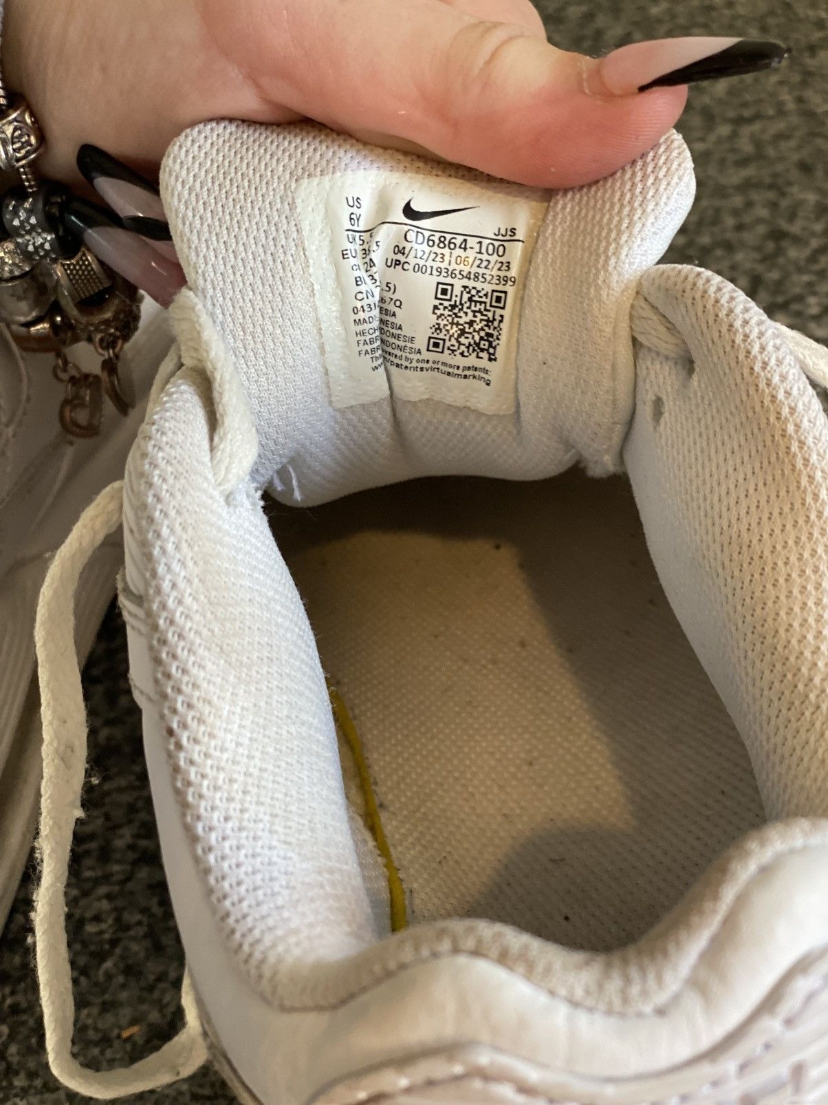 Nike Woman’s air maxes Size US 7 / IT 37 - 3 Thumbnail