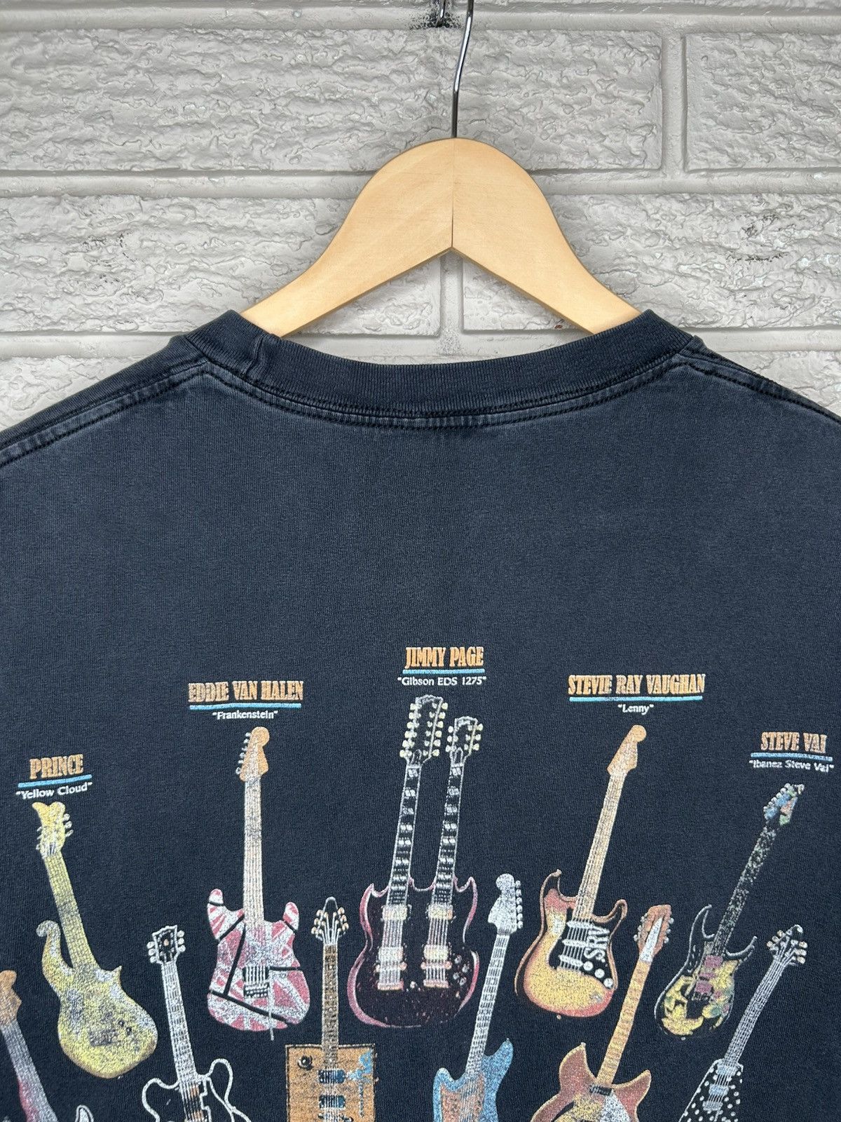 Vintage Vintage Faded Black Famous Guitars Kurt Cobain T Shirt Size US L / EU 52-54 / 3 - 9 Thumbnail