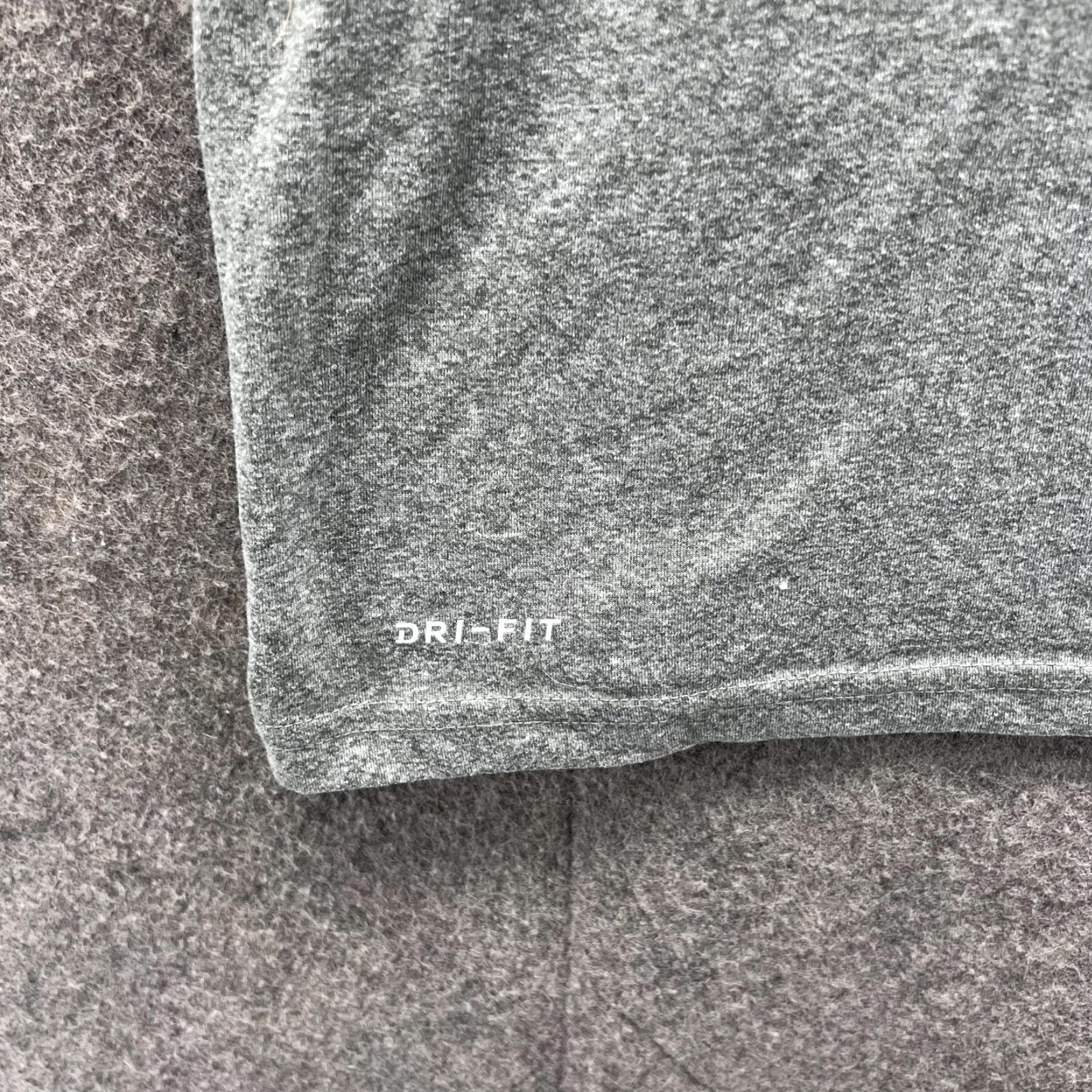 Nike Nike Dri-Fit Shirt Men Large Heather Gray V-Neck Polyester Size US L / EU 52-54 / 3 - 6 Thumbnail
