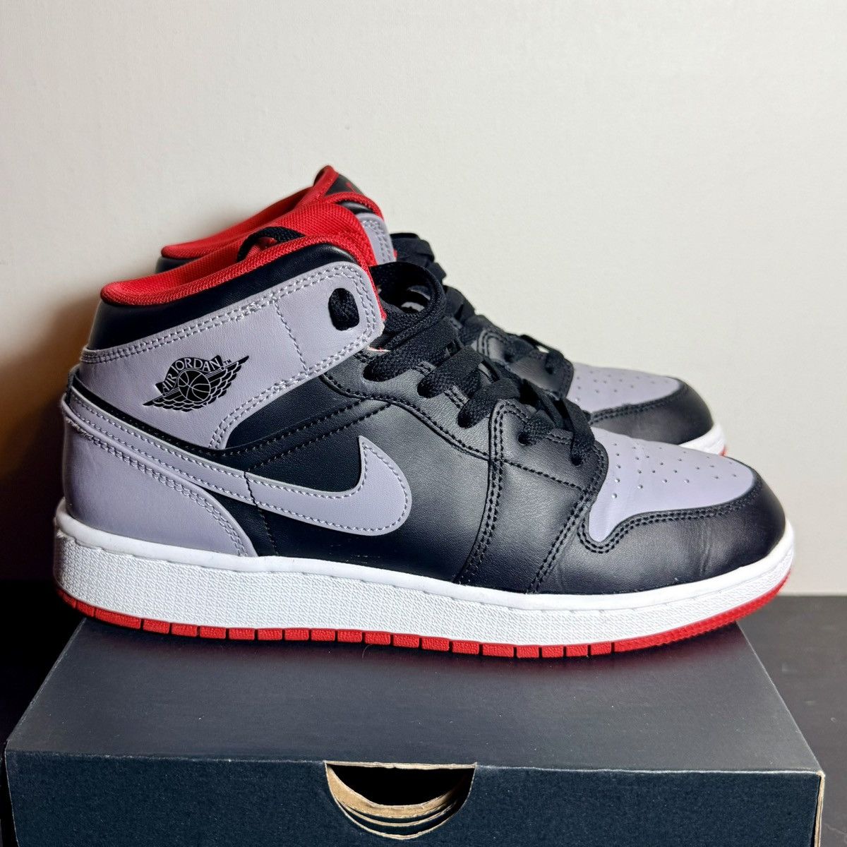 Nike Jordan 1 Mid GS (BIG KIDS) Size US 6.5 / EU 39-40 - 3 Thumbnail