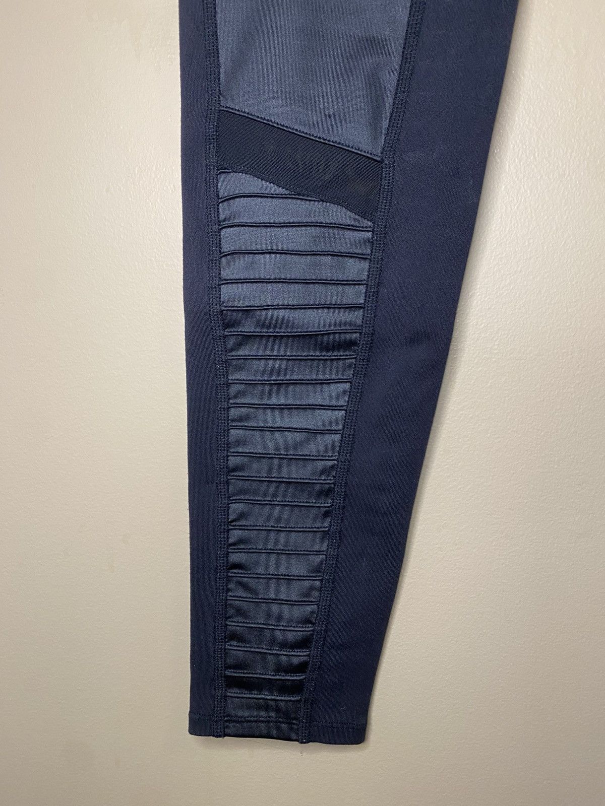 Alo Yoga ALO Yoga Black/Black Glossy High-Waist Moto Leggings Size 30" / US 8 / IT 44 - 7 Thumbnail