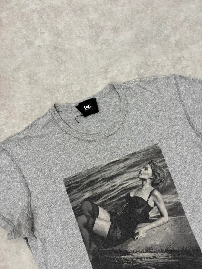 Dolce & Gabbana 2000s Dolce & Gabbana Woman Sunbathing Grey T-Shirt Size US S / EU 44-46 / 1 - 5 Thumbnail