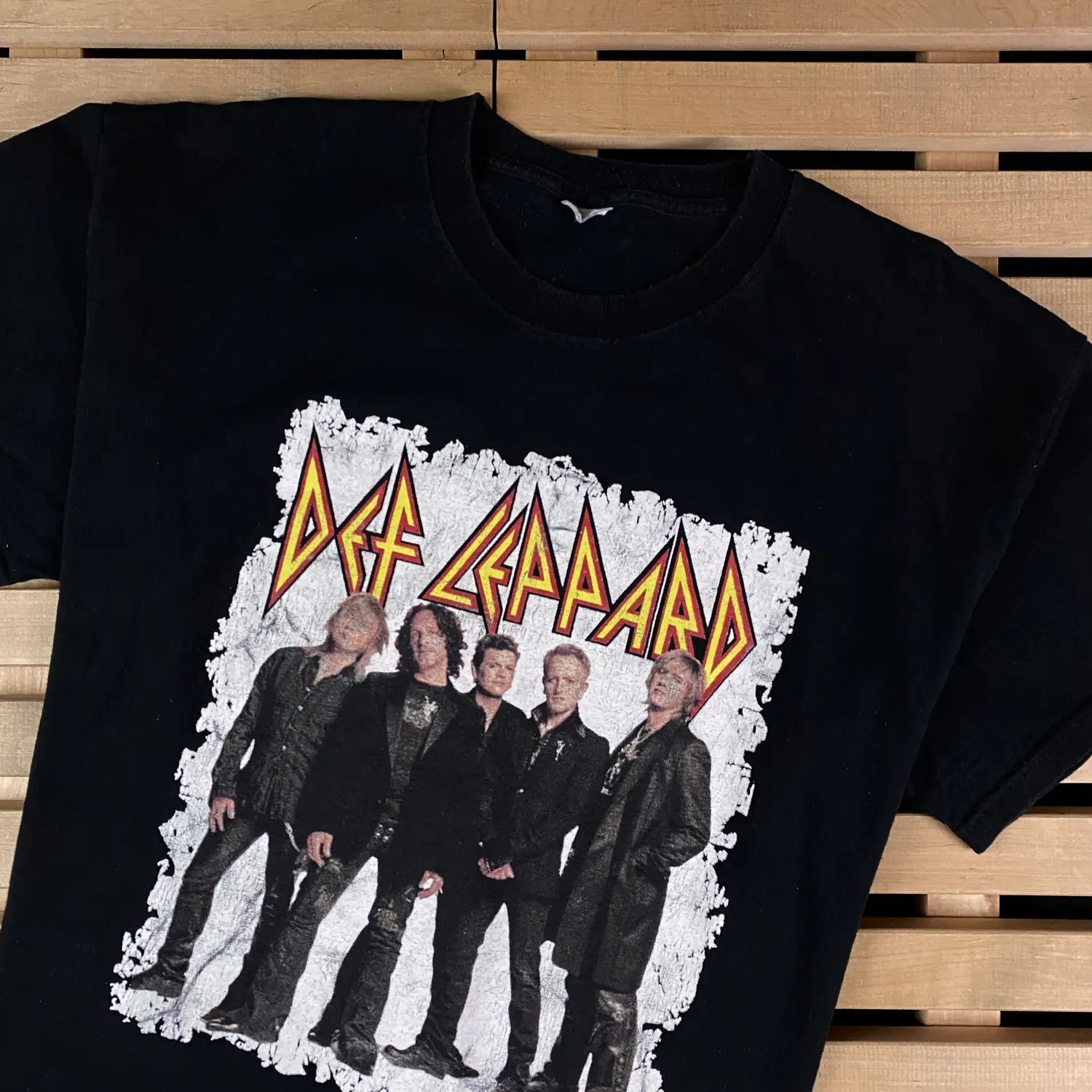 Band Tees Mens Rock T-Shirt Def Leppard Vintage 2011 Big Print Size XL Size US XL / EU 56 / 4 - 2 Thumbnail