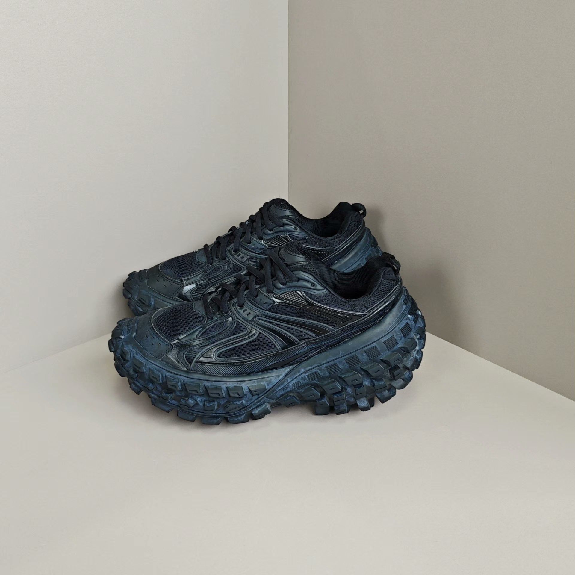 Balenciaga Balenciaga Blue Lowtop Sneakers 7 Men Size US 7 / EU 40 - 1 Thumbnail