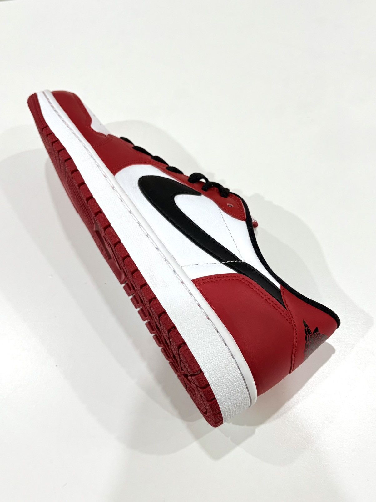 Jordan Brand Jordan 1 Chicago OG Low 2016 Size US 10.5 / EU 43-44 - 22 Thumbnail