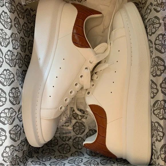 image of Alexander Mcqueen O1Mj1Ld1Sgn0324 Sneakers In White & Brown in White/Brown, Men's (Size 9)