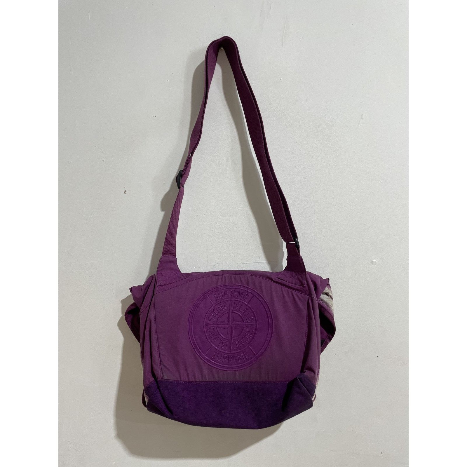 Stone Island SUPREME STONE ISLAND STRIPE MESSENGER BAG SS22 PREOWNED Size ONE SIZE - 12 Thumbnail