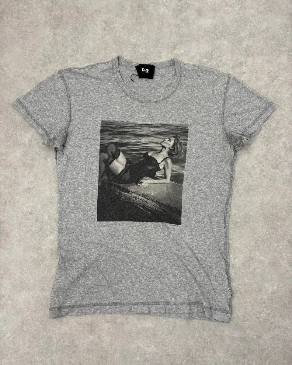 Dolce & Gabbana 2000s Dolce & Gabbana Woman Sunbathing Grey T-Shirt Size US S / EU 44-46 / 1 - 3 Thumbnail