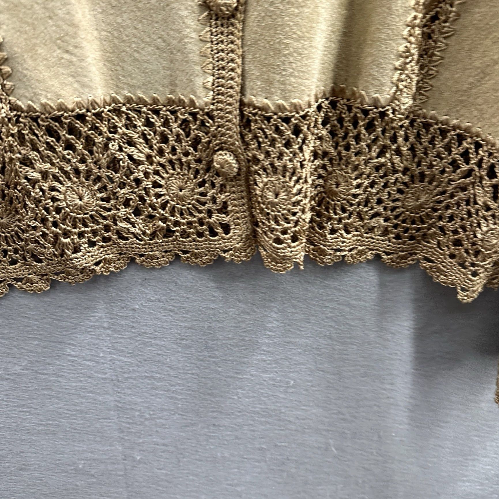 Vintage VINTAGE Suede & Crochet Tan Jacket Hippy Boho Grunge Quiet 70s y2k Women’s L Jacket Tan Boho Hippie 70s Womens L Size L / US 10 / IT 46 - 7 Thumbnail