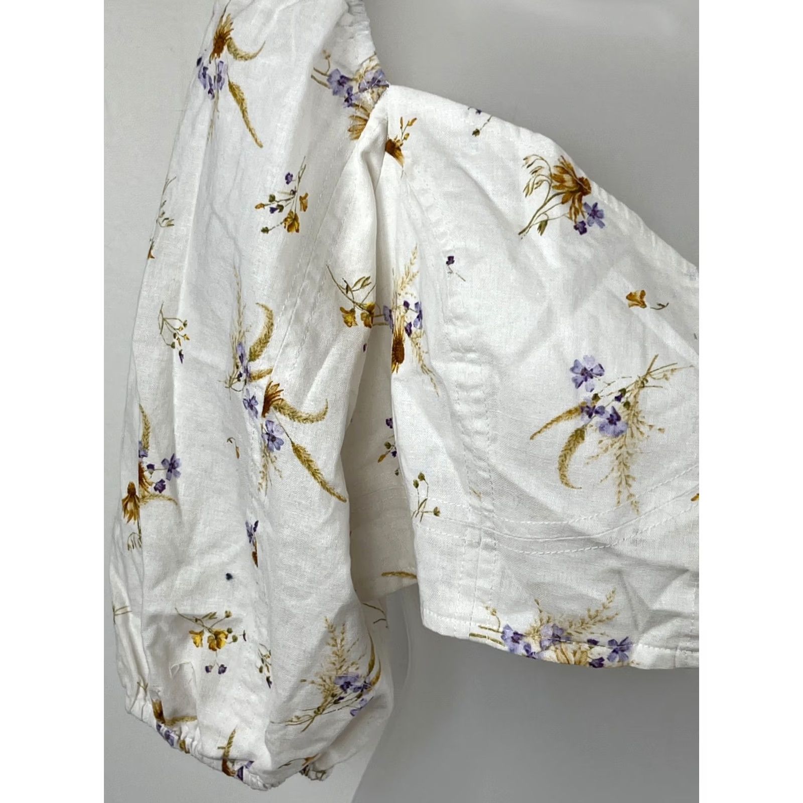 H&M H&M Crop Top Womens L White Floral Puff Sleeve Cropped Slouchy Back Smocked Back Size L / US 10 / IT 46 - 2 Thumbnail