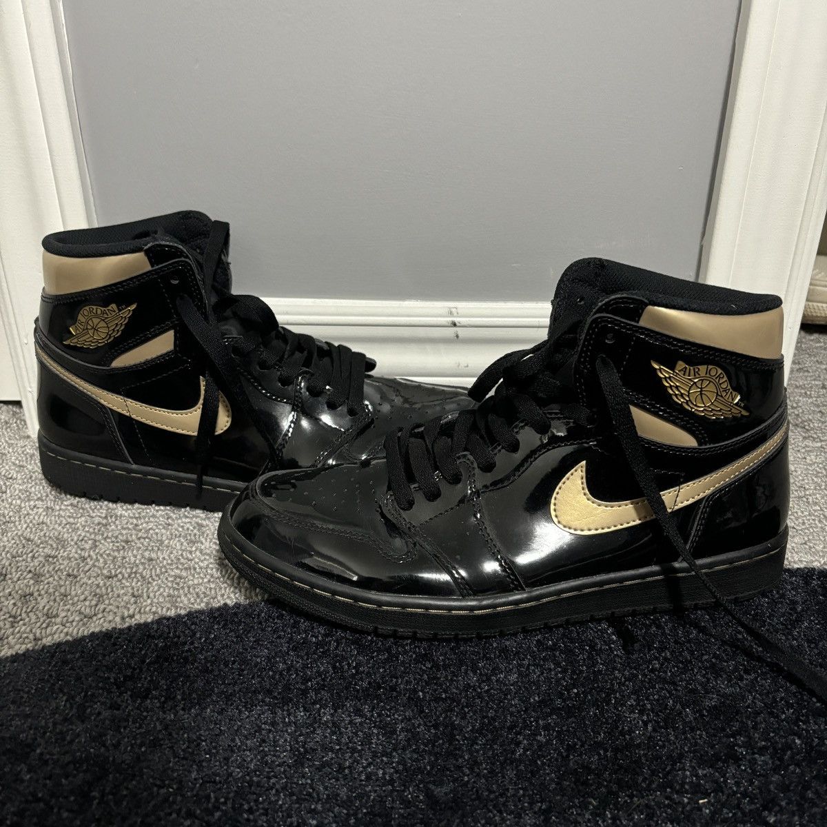 Jordan Brand Jordan 1 Black Metallic Gold Size US 9.5 / EU 42-43 - 1 Thumbnail