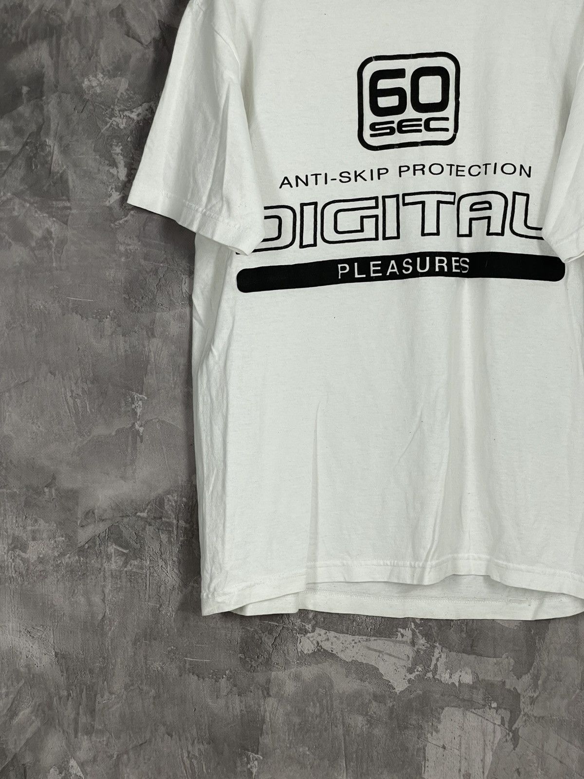 Vintage Vintage Pleasures Logo Y2K T-shirt Size US L / EU 52-54 / 3 - 5 Thumbnail