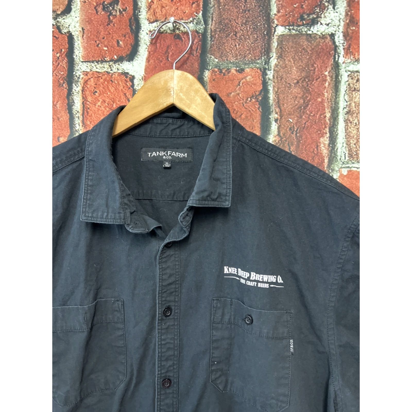 CO Knee Deep Brewing Co Beer Mens Black Button Up Shirt XL Short Sleeve Shirt Size US XL / EU 56 / 4 - 2 Thumbnail