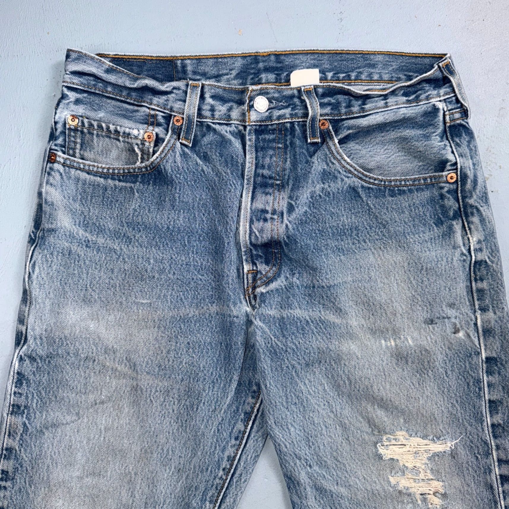 Levi's VINTAGE Levi's 501 Jeans Straight Denim Blue Light Wash 34x34 Mens Regular 90s USA 90s Discussed Theme Buttons 5-Pocket Design Mens Jeans Size US 34 / EU 50 - 2 Thumbnail