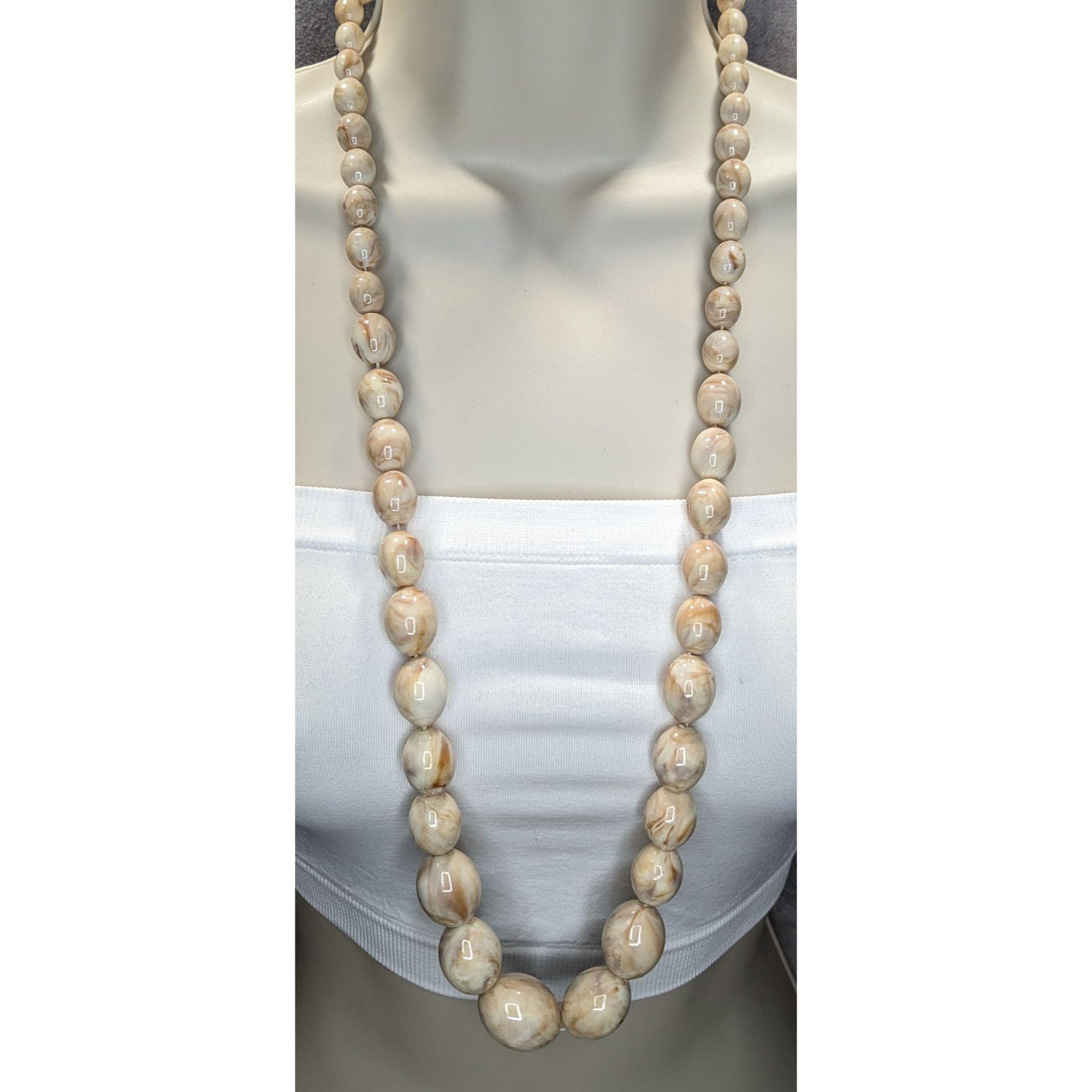 Other Vintage Marbled Cream Lucite Beaded Necklace With Screw Clas Size ONE SIZE - 2 Thumbnail
