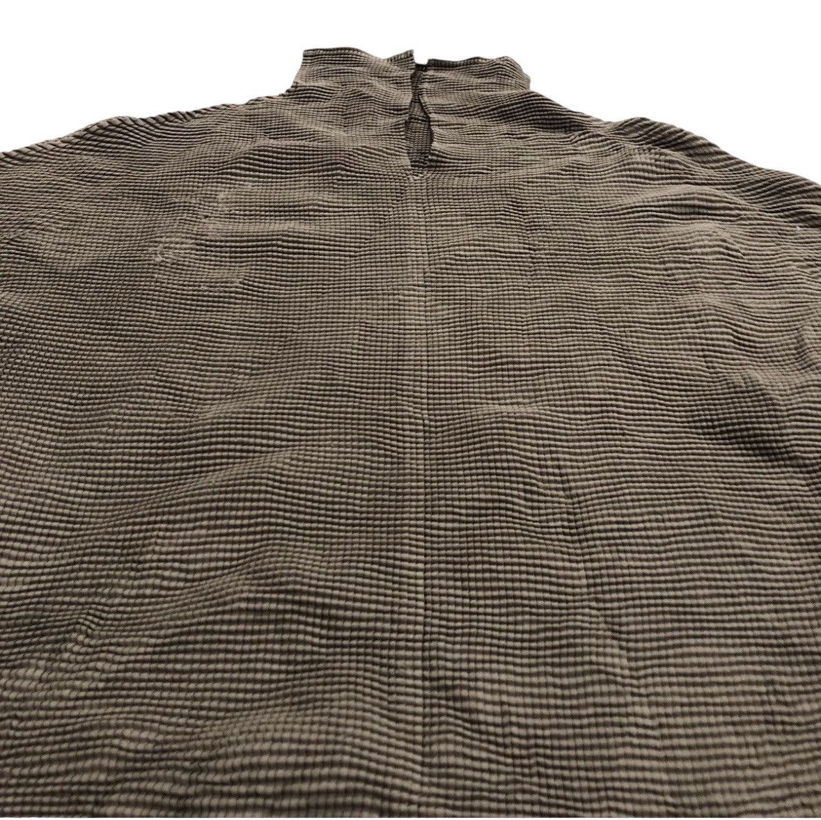 Issey Miyake 2000s Issey Miyake Pleats Turtleneck Strect Material Size US S / EU 44-46 / 1 - 3 Thumbnail