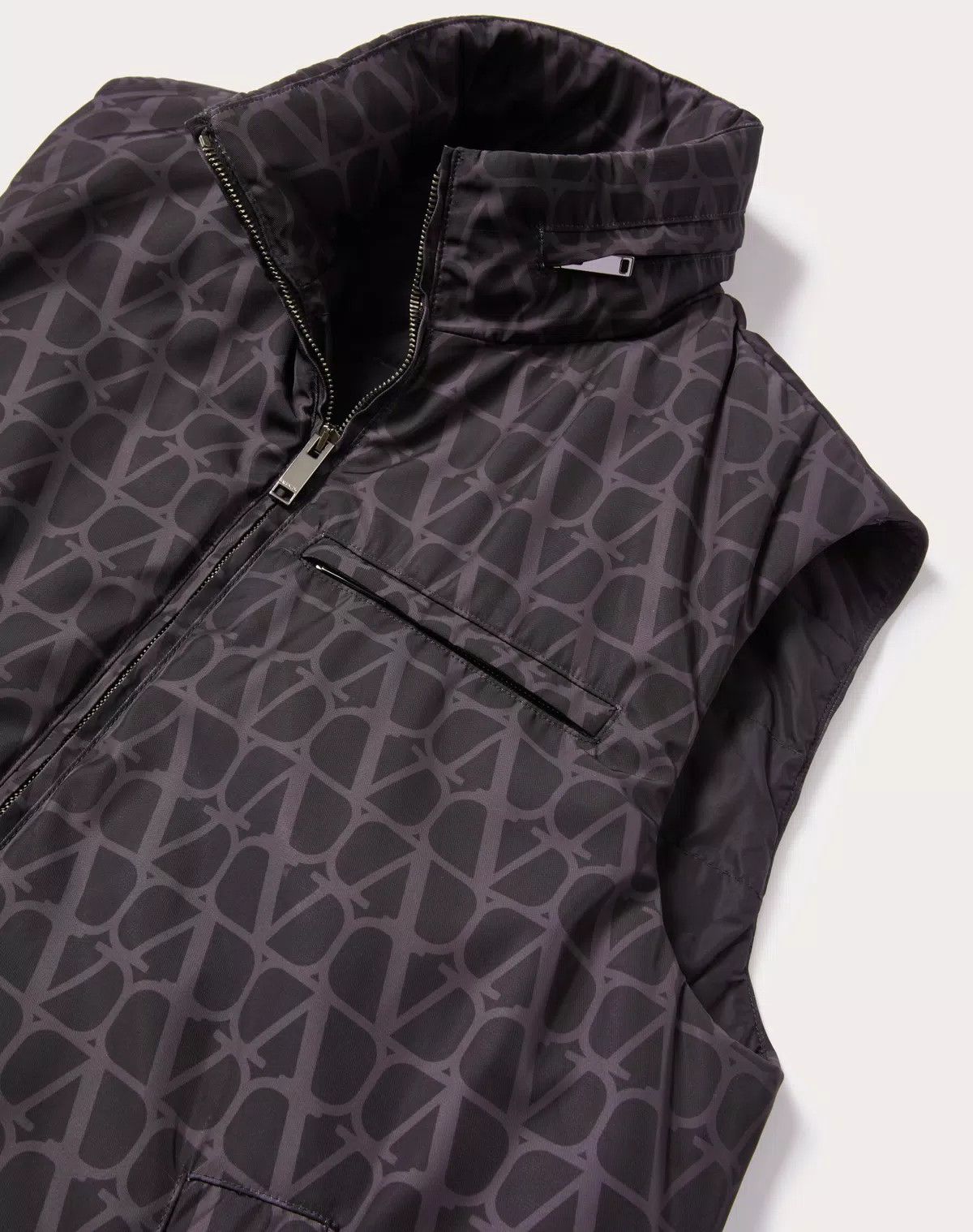 Valentino oc11z0725 Nylon Vest With Toile Iconographe Print in Black Size US M / EU 48-50 / 2 - 5 Thumbnail