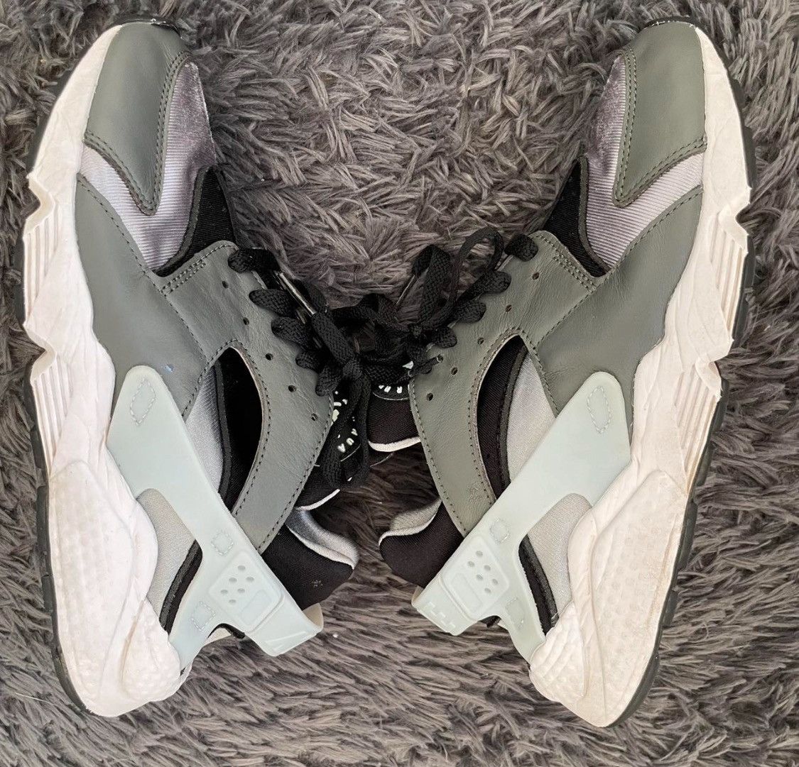 Nike Nike Air Huarache Swoosh! Black Light Smoke Grey DD1068-008 Size US 8 / EU 41 - 2 Thumbnail