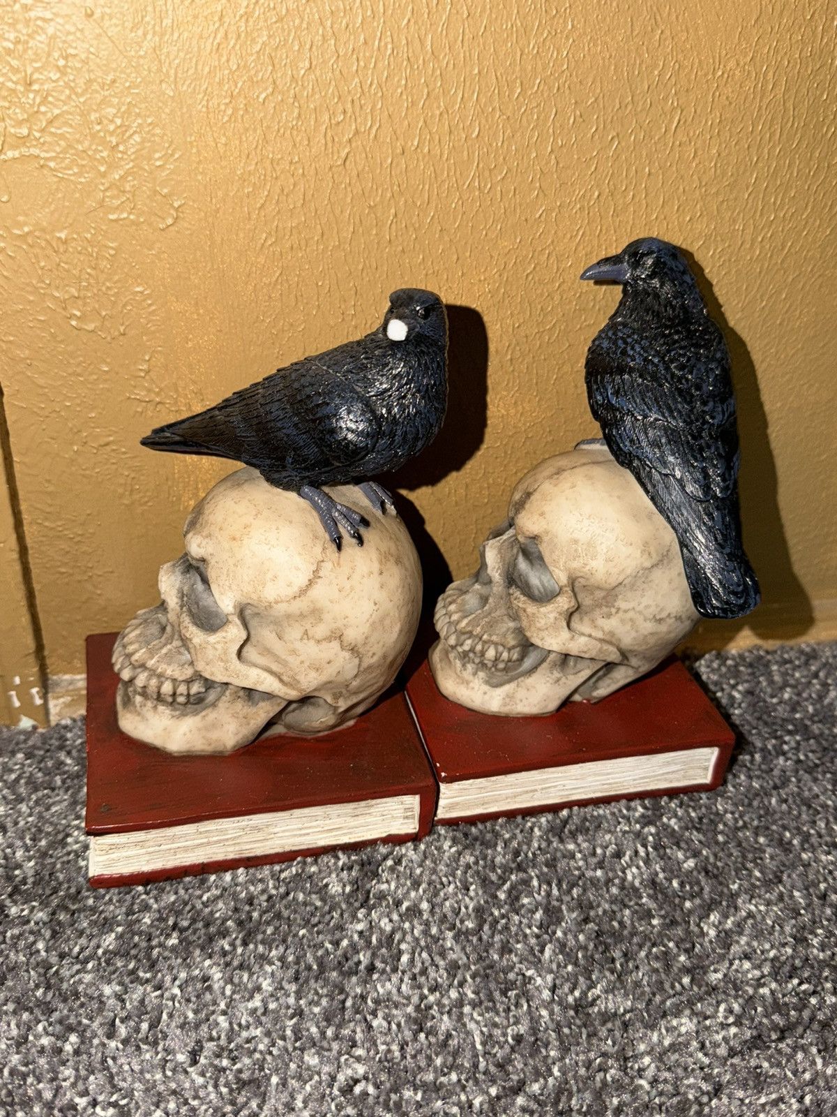 Other DWK Skull Bird Book End 2 Piece Set Used Pre Owned Size ONE SIZE - 5 Thumbnail