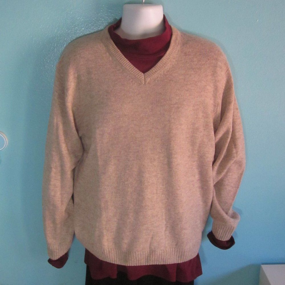 Aran Crafts Wool V-Neck Sweater Mens Size L Lambswool Size US L / EU 52-54 / 3 - 1 Thumbnail