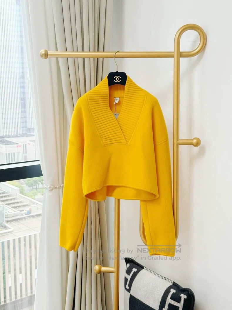Hermes Hermes Yellow V-neck Short Sleeve Crewneck Sweater Size XS / US 0-2 / IT 36-38 - 1 Thumbnail
