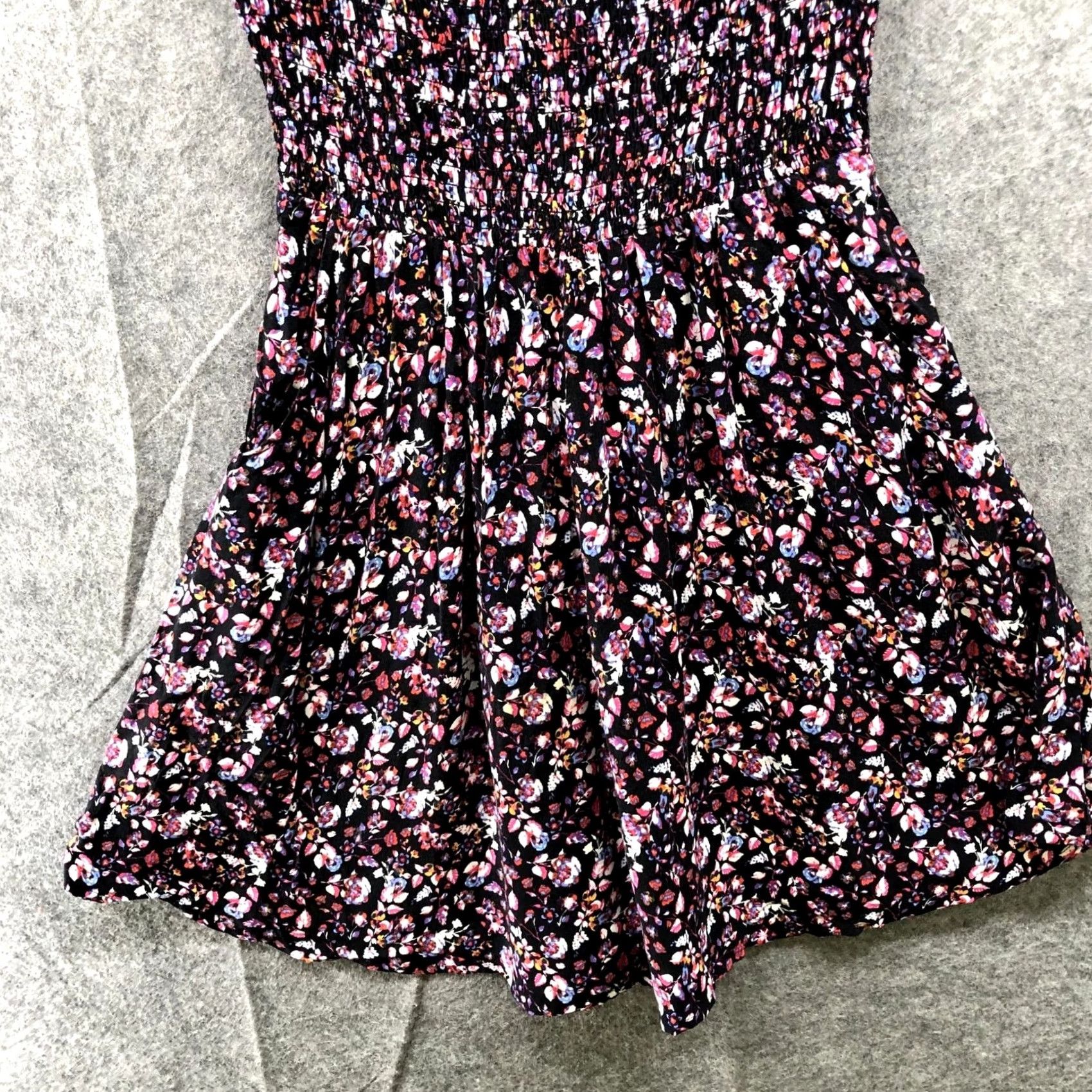 Express Express Mini Dress XS Black Floral Smocked Rayon Short Sleeve Pockets Size 26" / US 2 / IT 38 - 4 Thumbnail