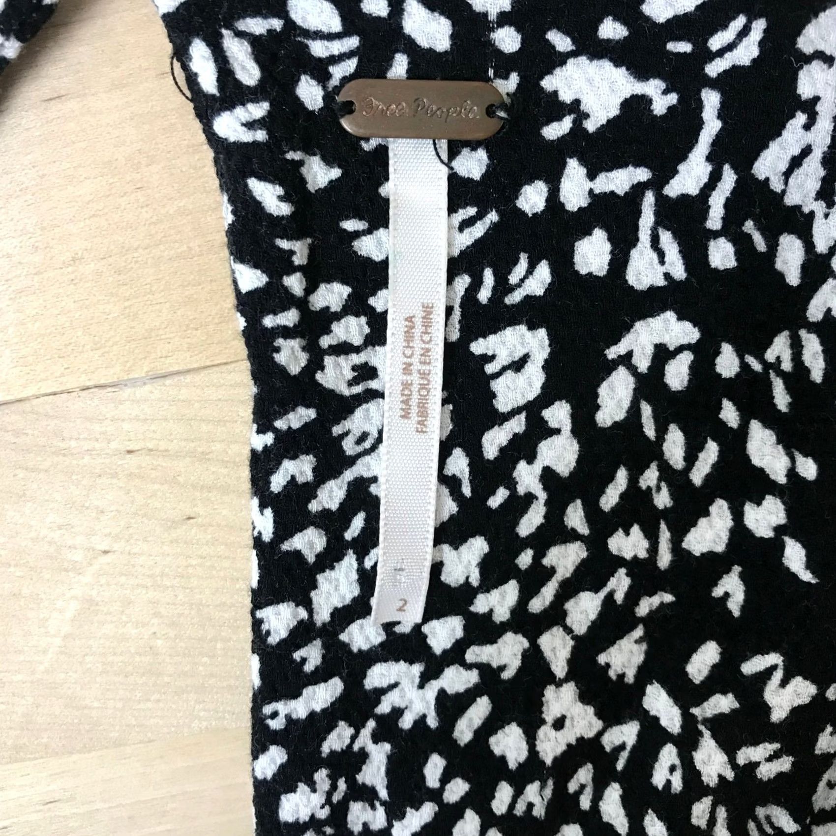 Free People Free People Black White Abstract Print Flutter Sleeve Midi Dress Size 2 Size XS / US 0-2 / IT 36-38 - 7 Thumbnail