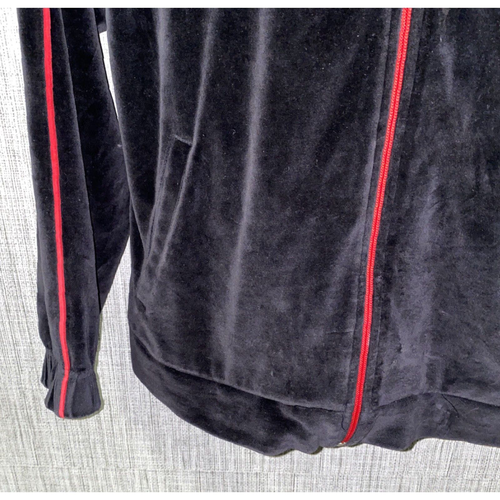 Roundtree & Yorke Vintage Roundtree & Yorke Mens Black/Red Velour Hip Hop Track Jacket Size M Size US M / EU 48-50 / 2 - 4 Thumbnail