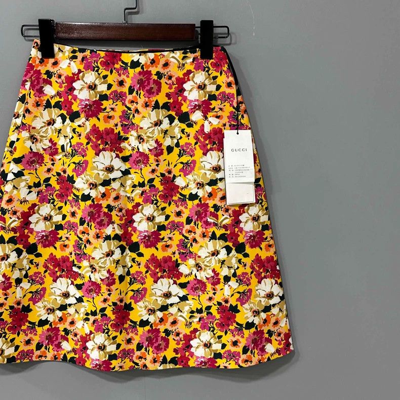 Gucci Gucci Short skirt with broken flowers Size 25" / US 0 / IT 36 - 2 Thumbnail