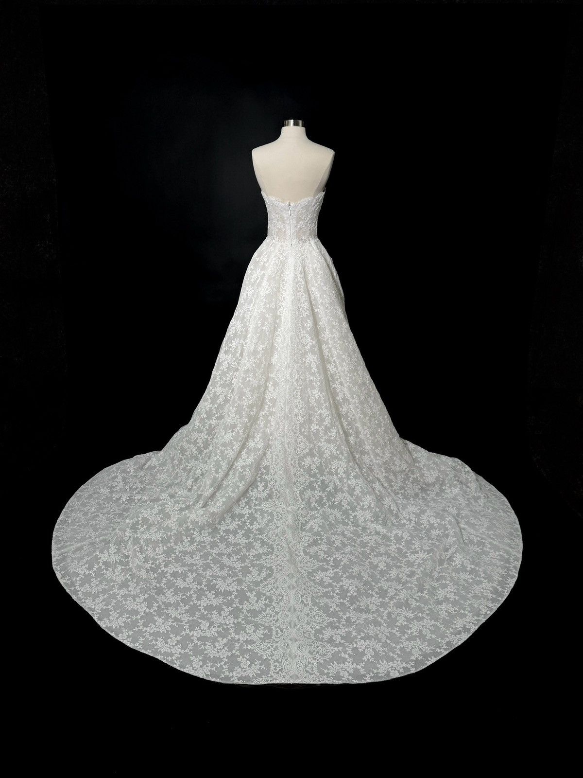 Other Preloved US 4 Anna Augusta French corded lace Bridal Gown Size S / US 4 / IT 40 - 7 Thumbnail