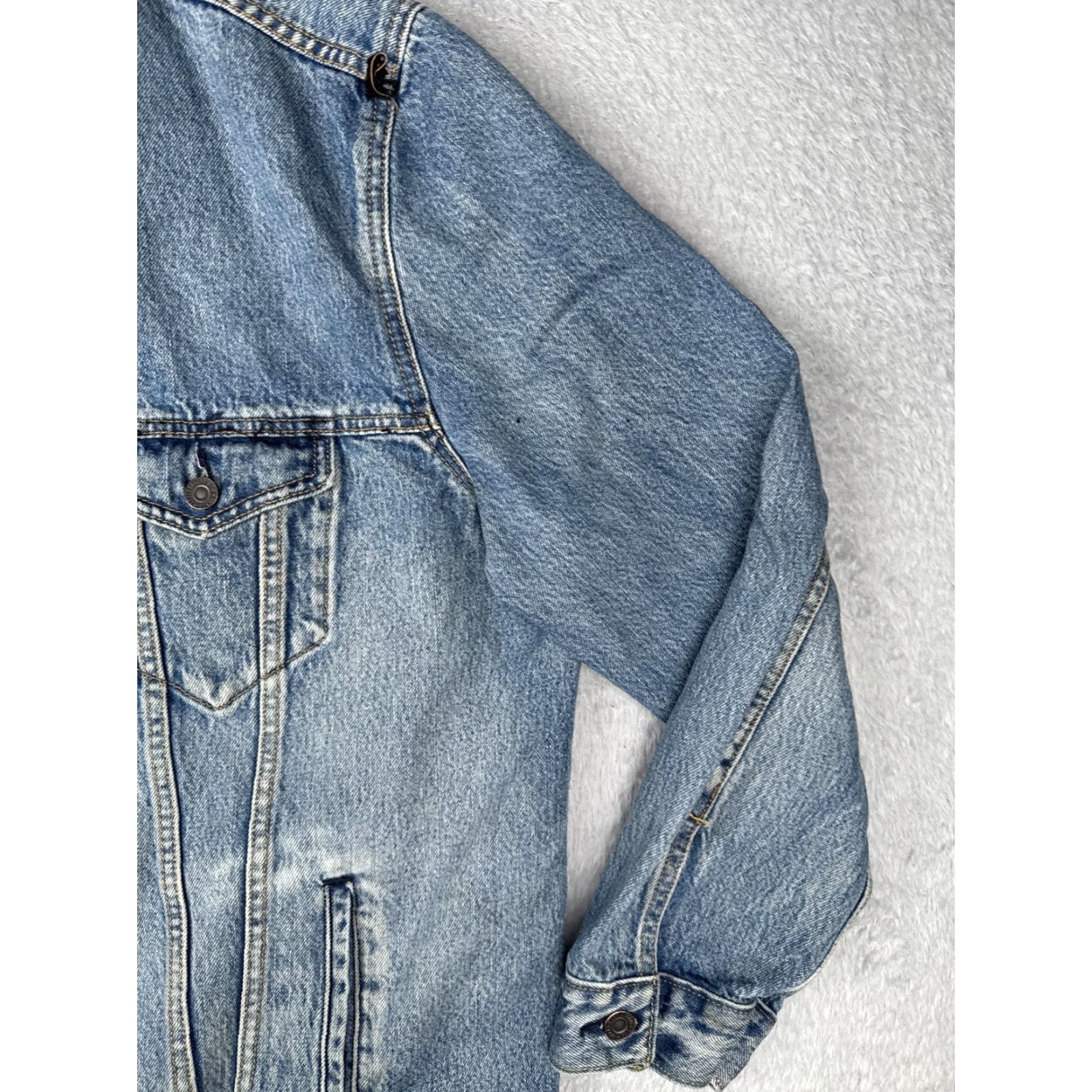 Levi's VINTAGE Levi's Premium Denim Jacket Mens 2XL Blue Trucker Zip Light Wash Distressed, Full Zip, Pockets, Collared, Regular Fit, Jacket Size US XXL / EU 58 / 5 - 2 Thumbnail