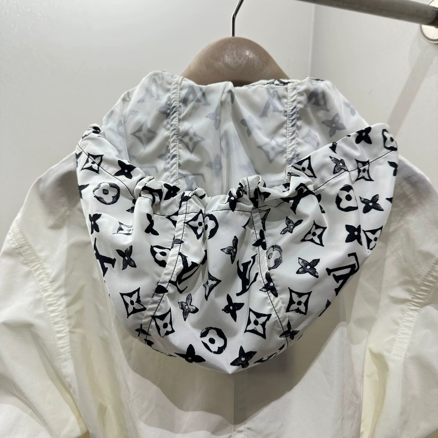 Louis Vuitton Louis Vuitton mar615 Monogram Hooded Parka 34 Women's Size XS / US 0-2 / IT 36-38 - 8 Thumbnail