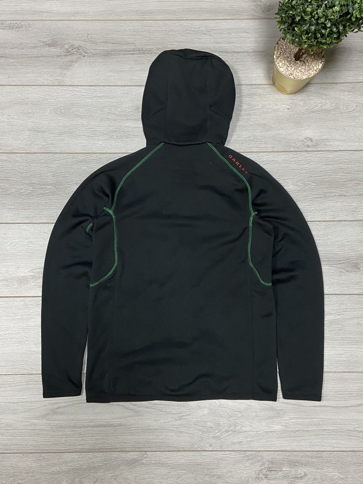 Vintage Oakley vintage black big circle centr logo zip black hoodie Size US S / EU 44-46 / 1 - 2 Thumbnail