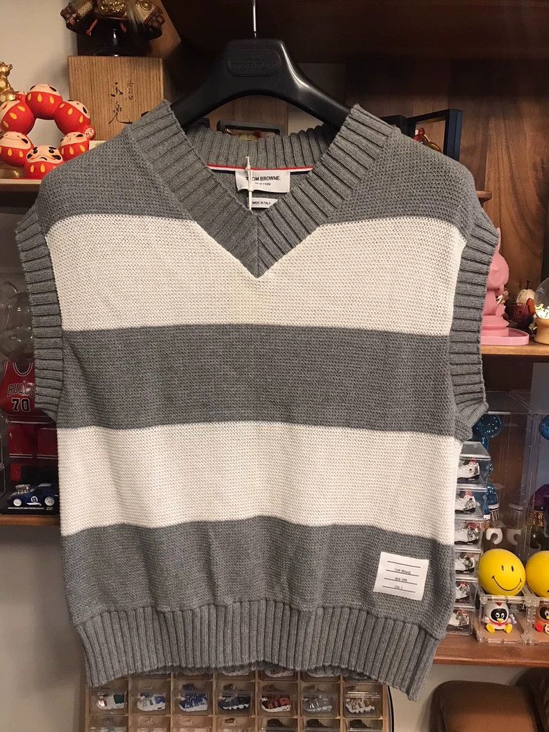 Thom Browne Thom Browne size3 Gray and white V-neck vest Size US L / EU 52-54 / 3 - 1 Thumbnail