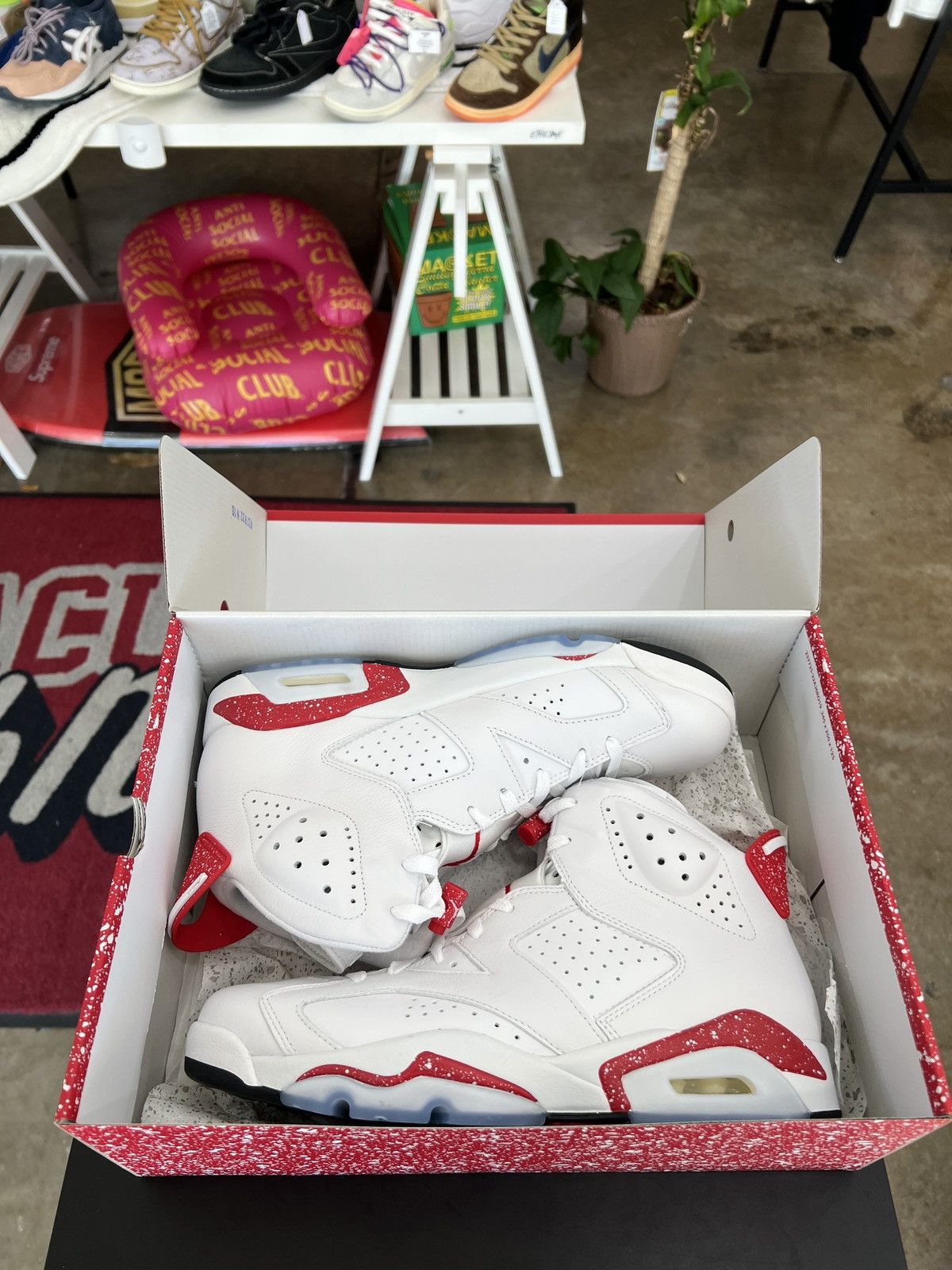 Jordan Brand Air Jordan 6 Red Oreo Sz. 10.5 (2022) Size US 10.5 / EU 43-44 - 10 Thumbnail