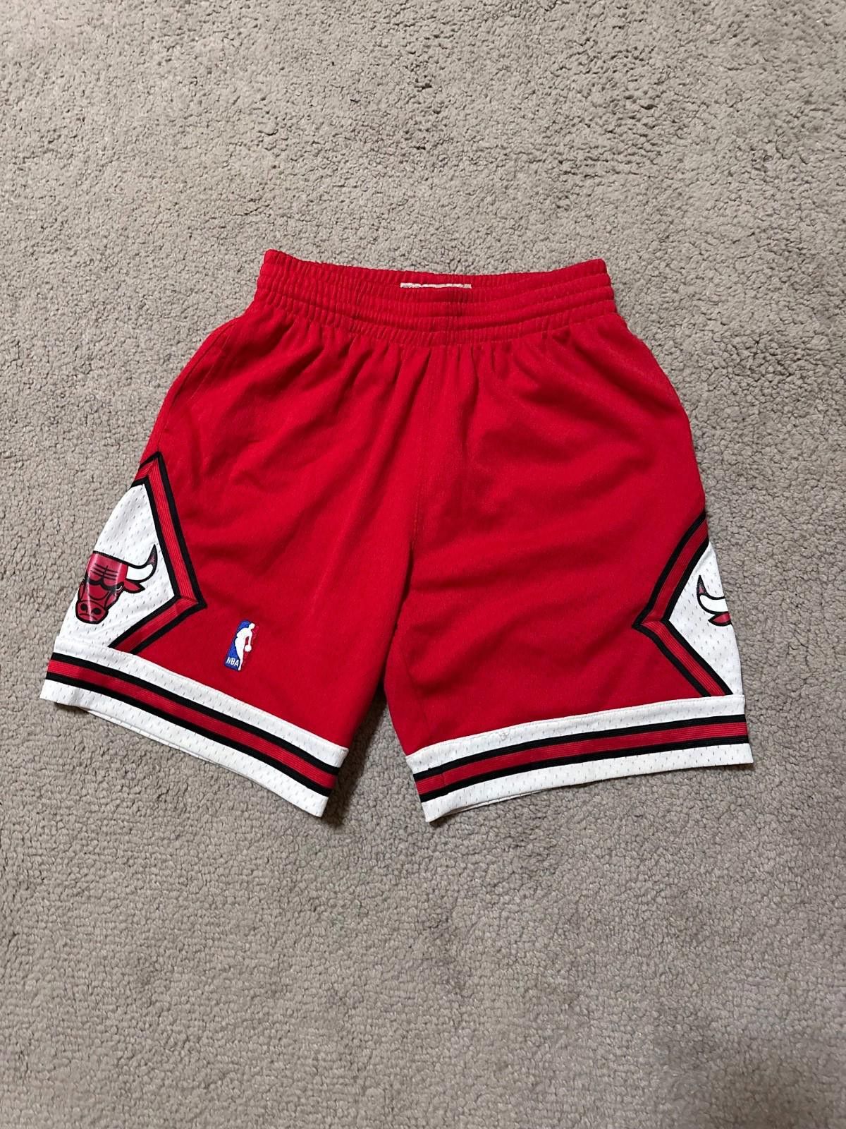 Mitchell & Ness NBA CHICAGO BULLS 1997/1998 BASKETBALL HOME SHORTS SIZE S Size US 30 / EU 46 - 1 Thumbnail