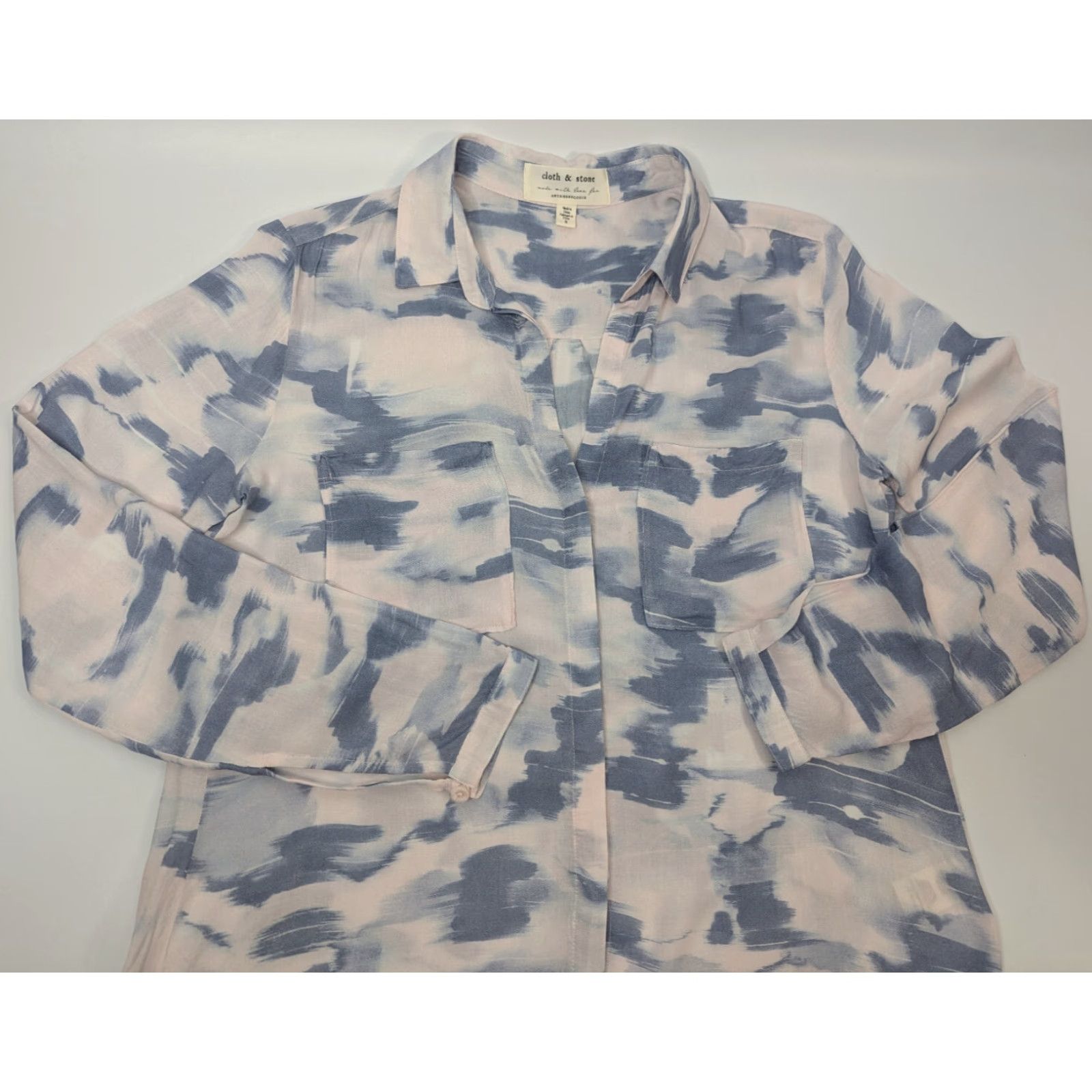 Anthropologie Cloth & Stone Anthropologie Blue Watercolor Button-Up Shirt Small Women V-Neck Tunic Size S / US 4 / IT 40 - 2 Thumbnail