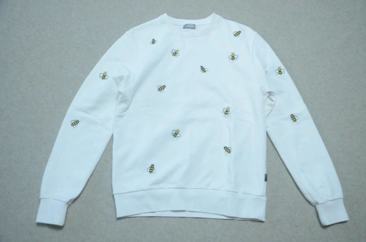 Dior Dior × Kaws Bee Embroidered White Sweatshirt M Size US M / EU 48-50 / 2 - 1 Thumbnail