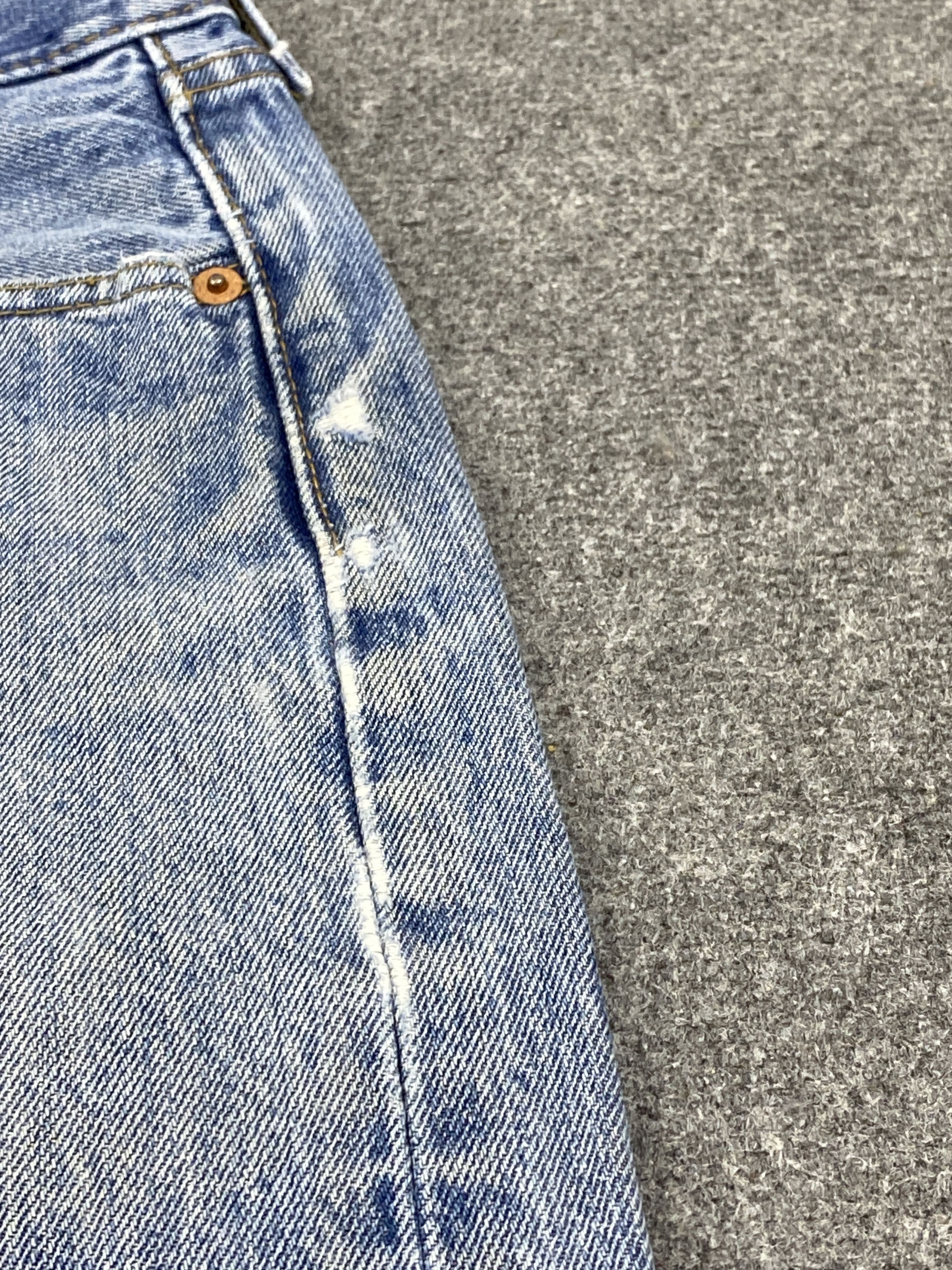 Levi's Vintage Levis 501 Light Wash Denim Jeans DP2731 Size US 31 - 12 Thumbnail