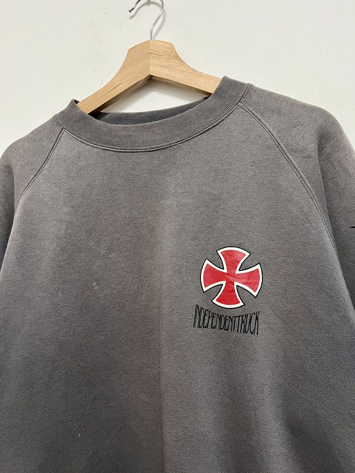 Independent Truck Co. × Santa Cruz Skateboards × Vintage Vintage Y2K Independent Truck Company Sweatshirt Crewneck Size US M / EU 48-50 / 2 - 6 Thumbnail