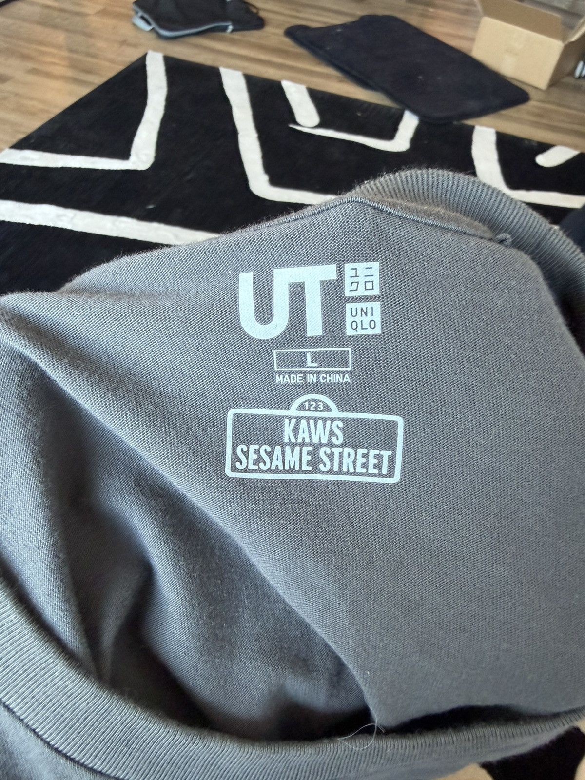 Kaws × Uniqlo Kaws x Uniqlo - Sesame Street - Size L Size US L / EU 52-54 / 3 - 3 Thumbnail