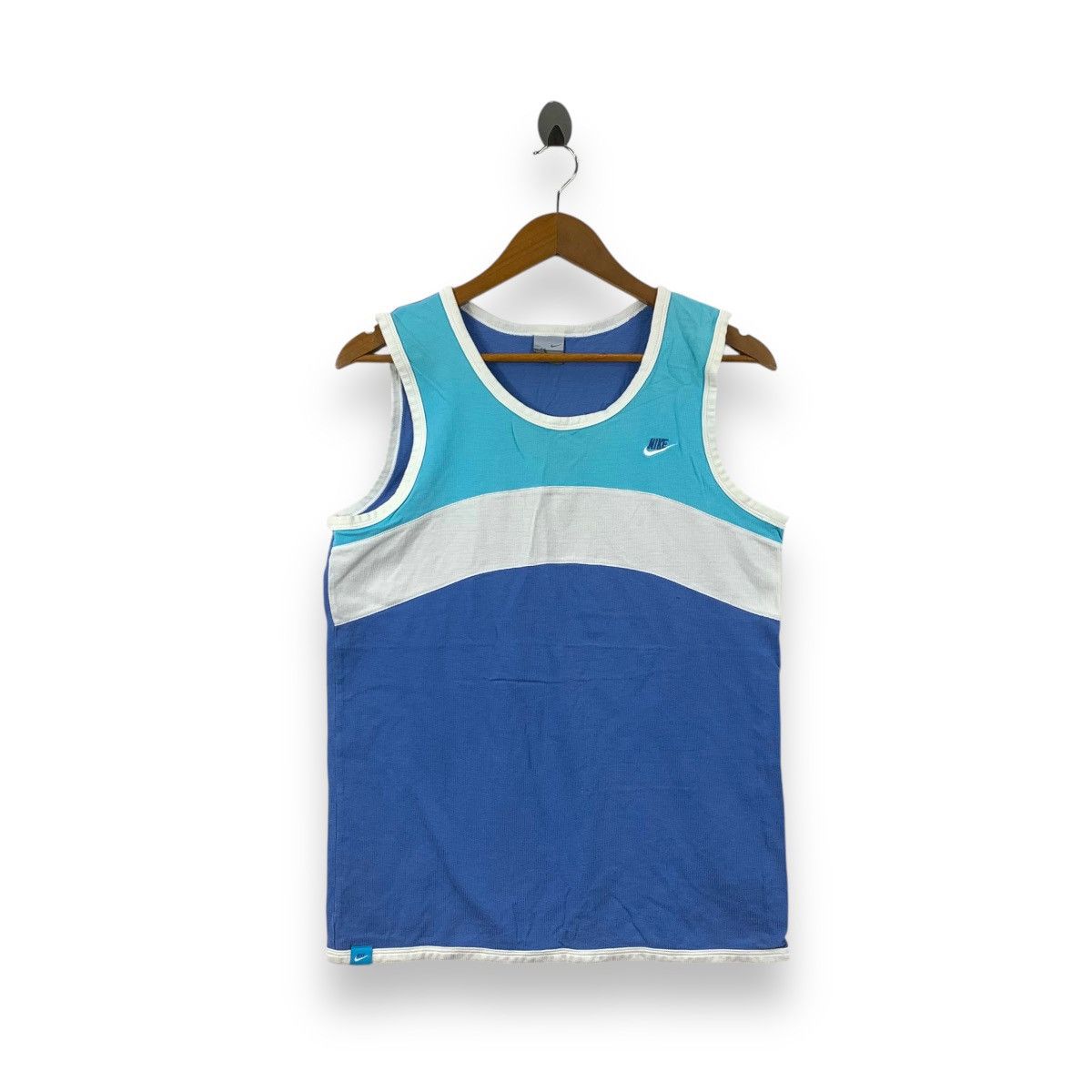 Nike Vintage NIKE SPORTSWEAR Embroidered Logo Tank Top Tee Shirt Size US L / EU 52-54 / 3 - 1 Thumbnail