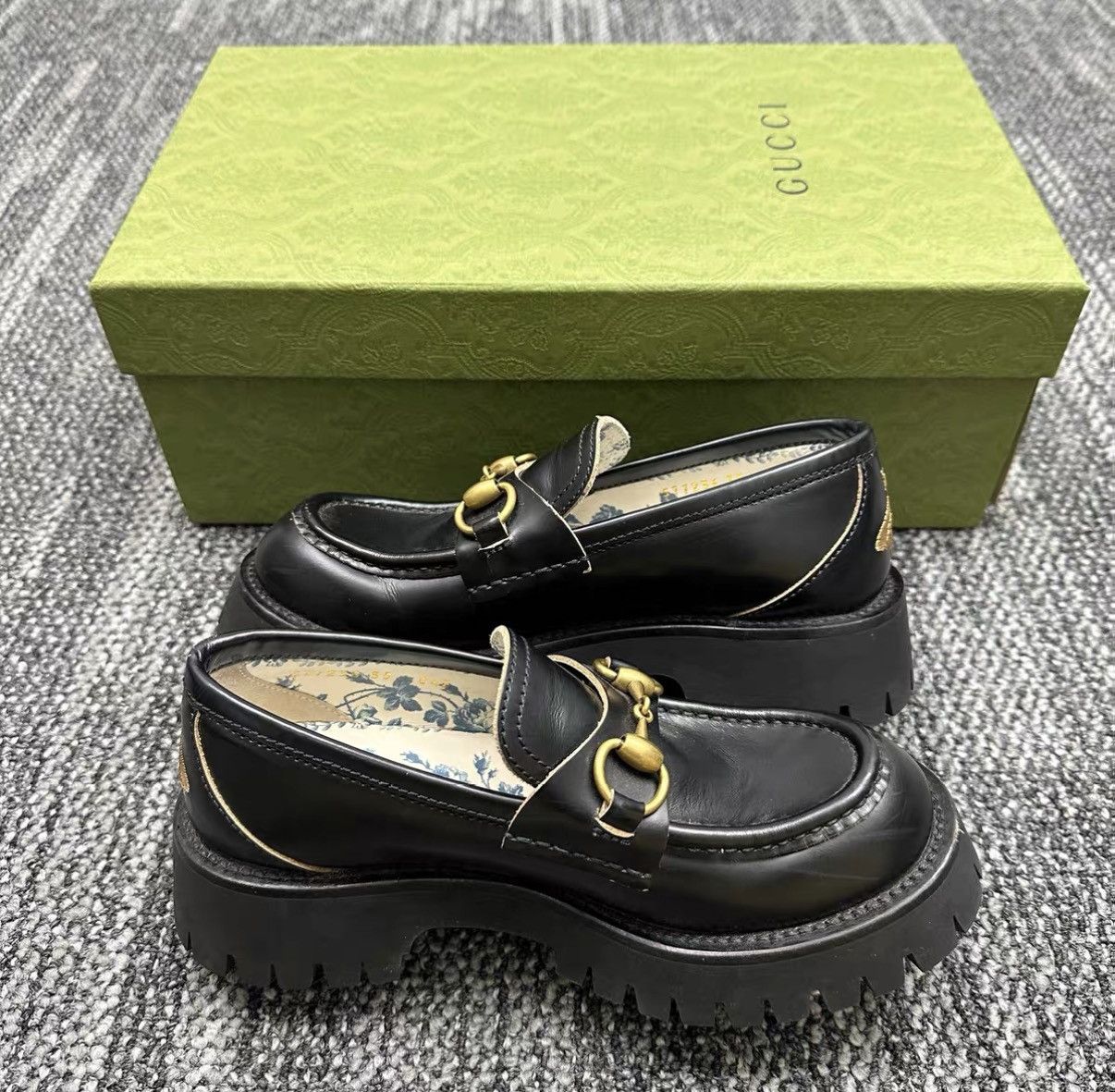 Gucci Gucci Classic Bee Loafers J42 Size US 4 / IT 34 - 5 Thumbnail