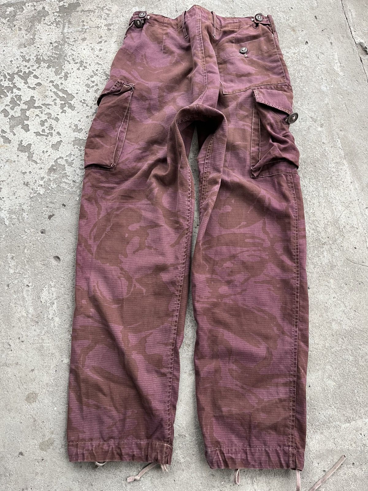 20471120 × If Six Was Nine × Le Grande Bleu (L.G.B.) 💥 Vintage Bondage Red Camo Multipocket Cargo Pants Y2K Baggy Size US 30 / EU 46 - 2 Thumbnail