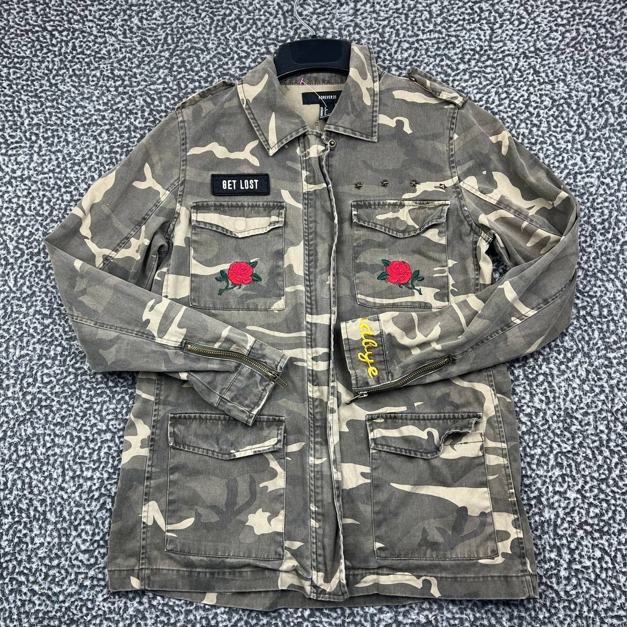 Forever 21 Forever 21 Women Camo Utility Jacket Rose Patch Cotton S Size S / US 4 / IT 40 - 1 Thumbnail