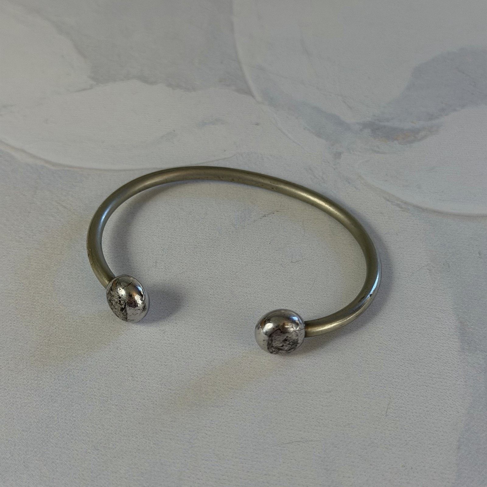 Other 1980s Q-Ray 6.5" Open Bangle Stainless Steel Health Bracelet Size ONE SIZE - 1 Thumbnail