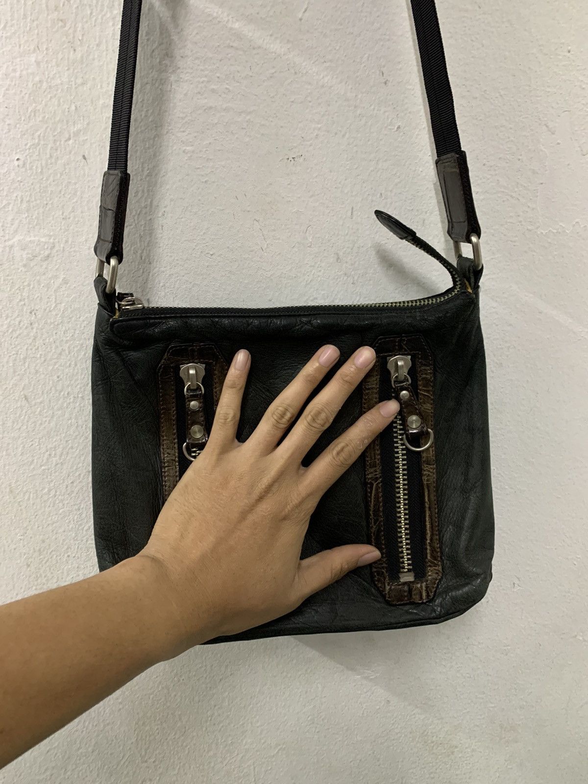 Japanese Brand Leather Sling Bag Liore Size ONE SIZE - 8 Thumbnail